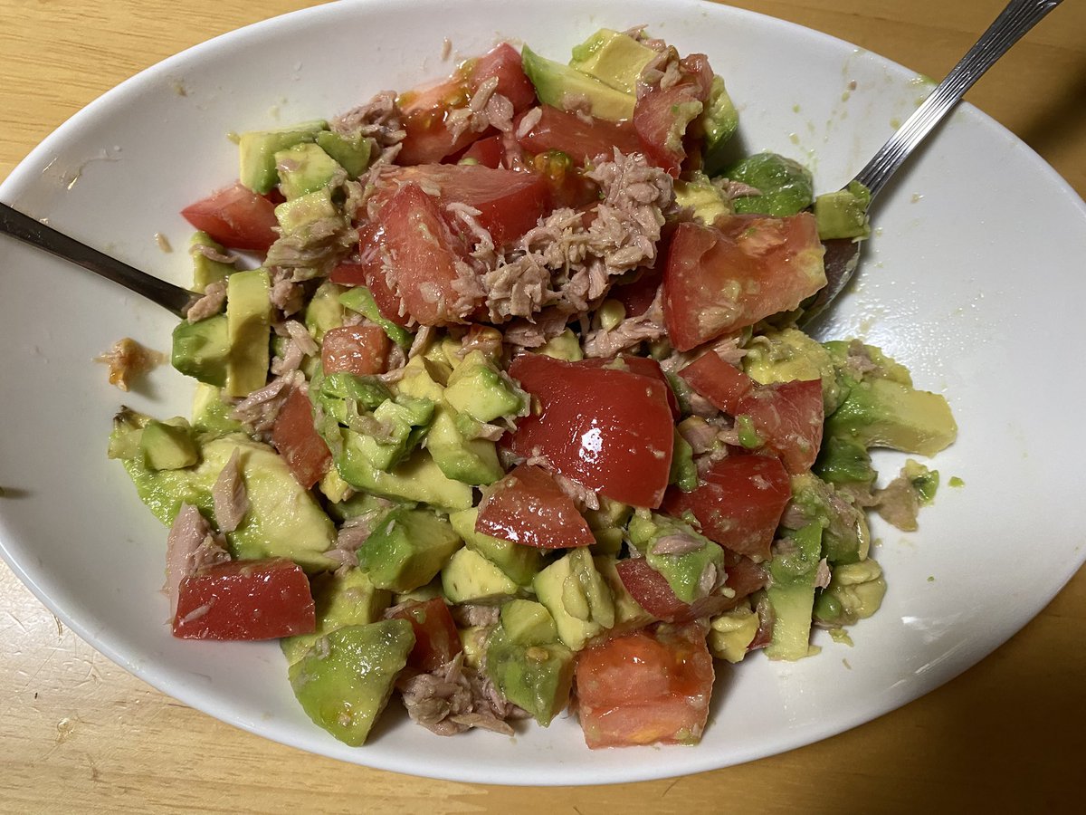 アボカドの水耕栽培をやってみたくて、アボカドを買ってきました。
というわけで、アボカドサラダを作ってみました。美味しくできて満足です😊