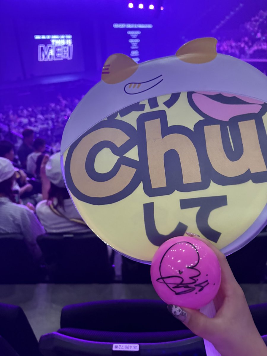 しーちゃんとの距離がめちゃ近くて、投げキッスしてほしくてこれをめっちゃ見せてたら投げキッスよりヤバいものが飛んできた