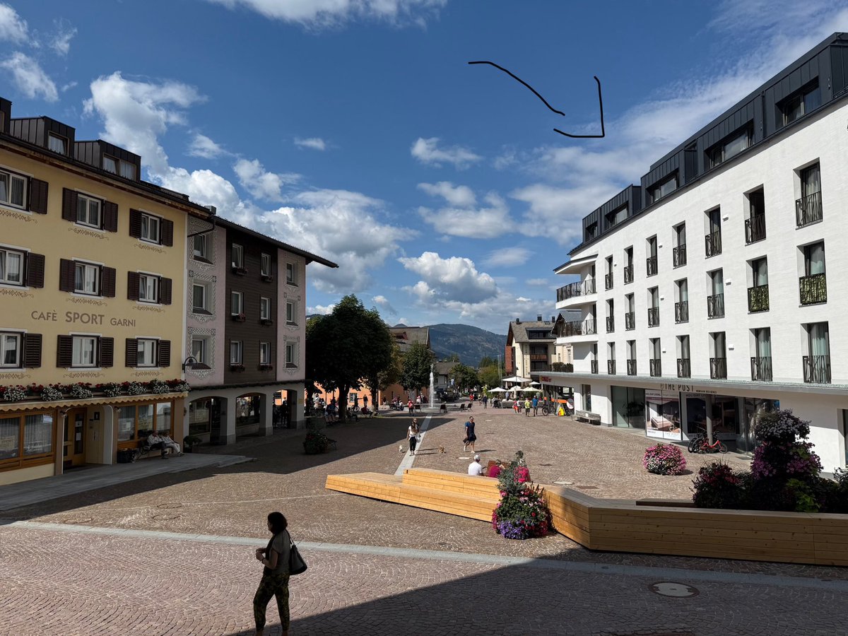 Aldito11's tweet photo. Qui in centro a #Toblach c’era  lo storico Hotel Posta. È stato demolito ed ora hanno costruito questo edificio, adibito a residence. Io sono un geometra che non ha mai professato, quindi potrei starmene zitto. Chiedo: ma c’entra qualcosa? È in armonia? https://t.co/Ux9EGayzHS