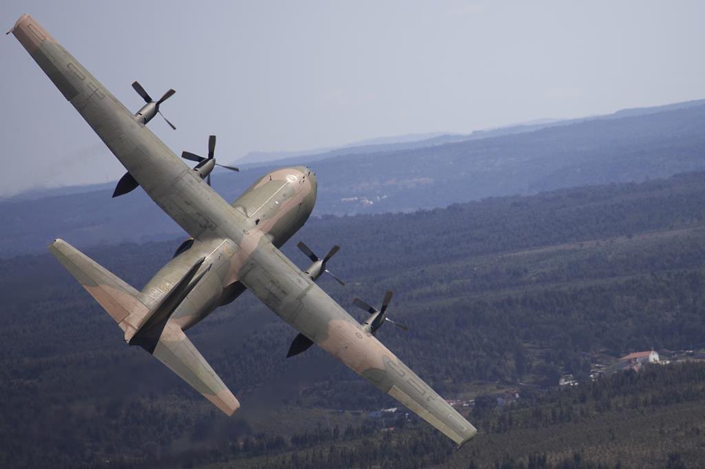 avioesFAP_hist's tweet photo. Portuguese AF C-130H making a right turn while on training mission. The C-130 is operated by 501 squadron since September 1977 #c130hercules #c130h #c130herculesaircraft #lockheedc130 #prtairforce #forçaaéreaportuguesa https://t.co/yaQII71dFg