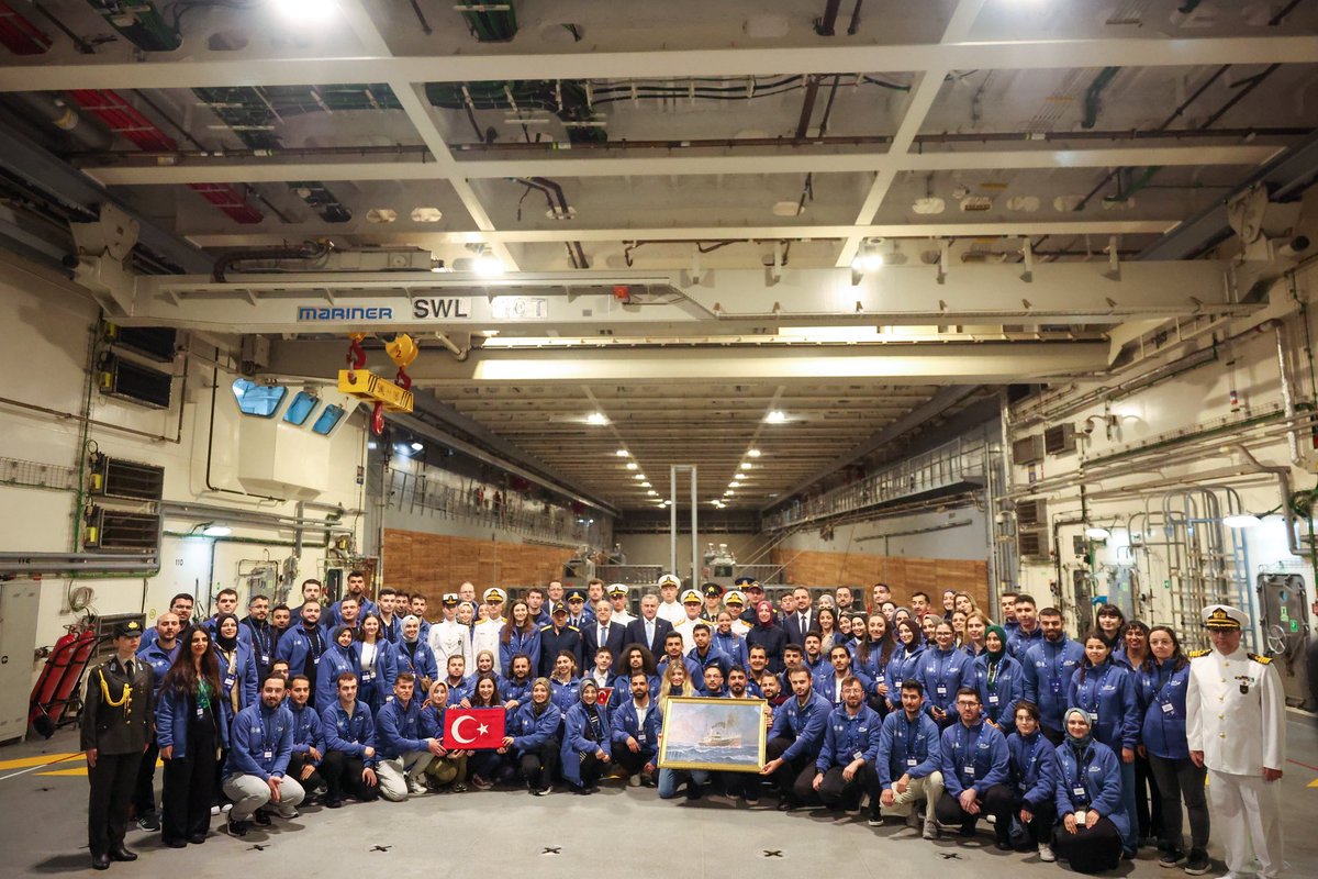 🚢🇹🇷 Büyük Türkiye’nin büyük eserlerinden TCG Anadolu, büyük düşünen gençlerle buluşuyor!

Zafer Haftası kapsamında 350 gencimiz, Çanakkale’den İstanbul’a #MaviVatanYolculuğu’na çıkıyor.

Bu gemi; gururu, geleceği, başarıyı ve Türkiye Yüzyılı’nı taşıyor.