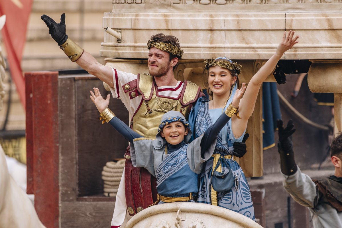 PuyduFou's tweet photo. 🕊️ « Papa, tu as gagné ! Nous sommes sauvés ! »

🧑🏻‍👩🏼‍🧒🏻  Qui a déjà fait la connaissance d’Aurélien, le jeune héros du Puy du Fou ?

©ArthurAumond
#PuyduFou #PuyduFou2025 #LeSigneduTriomphe https://t.co/AK1bkWqLoK