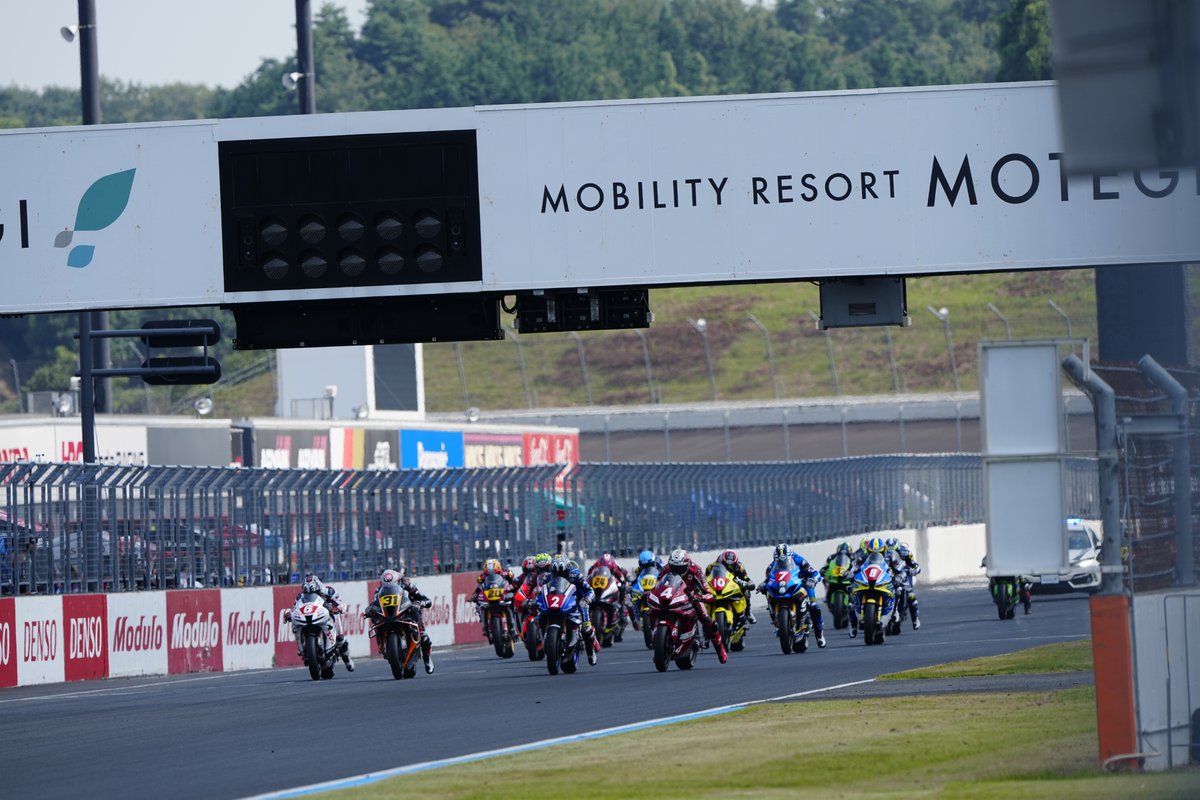 yamaha_race's tweet photo. #全日本ロードレース 第4戦もてぎ レース1

鈴鹿8耐に匹敵する猛烈な暑さに見舞われた今大会。
好スタートから序盤は4番手。そこから着実に順位を上げ6周目には2番手に浮上しトップを追う展開。
最後までトップには届きませんでしたが、🥈2位を獲得し開幕戦から4戦連続で表彰台に登壇！

明日のレース2では表彰台の真ん中を目指します！
引き続き、応援📣をよろしくお願いします。
リザルト⬇️
https://t.co/jNETOK8yhf