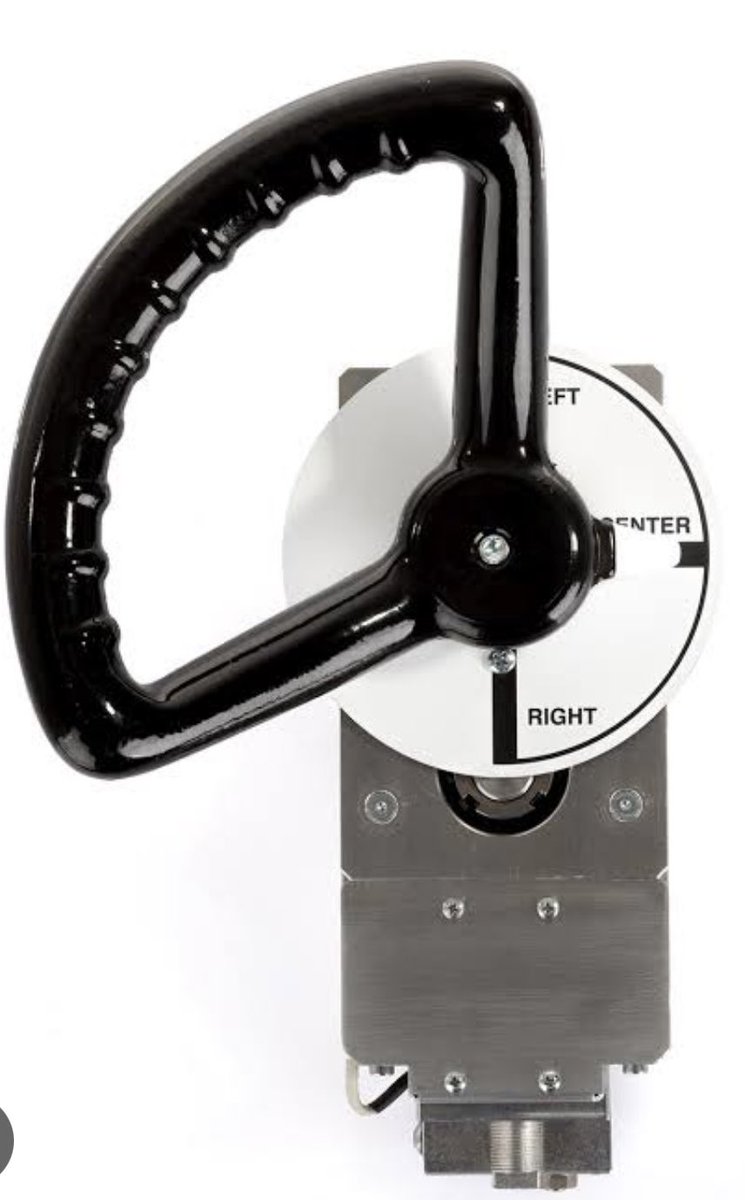 كيف تسير الطائرة على الأرض ؟

الطيارة لما تكون على الأرض،

تسير باستخدام عجلات الهبوط

وتُوجه عن طريق نظام يسمى 

-عجلة القيادة

( N.W.S. = Nose Wheel Steering)

يتحكم بها الطيار من خلال

الدواسات في قمرة القيادة

او مقود جانبي باليد

(N.W.S.Handle)