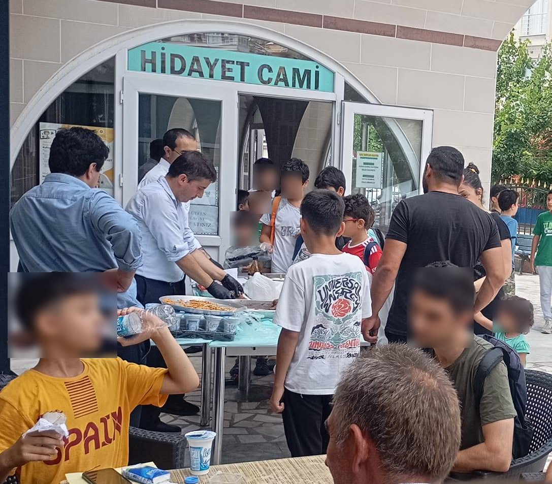 kaanarslanKA's tweet image. 🚨Süleymancılar, Ümraniye Armağanevler Hidayet Camisi’ni ele geçirdi! 

▪️Alihan Kuriş'in adamları, camide kaçak yatılı kurs işletiyor. 14-15 yaşlarında 17 çocuk burada kalıyor!

▪️Mahalle sakinleri, Süleymancıların faaliyetlerinden rahatsız.

▪️Cemaat yöneticileri, imamı…