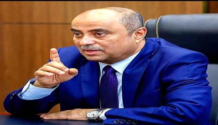 أشعل دولة رئيس الوزراء بن بريك حربًا حقيقية ضد فساد الشرعية، فقرر قطع رواتب الوزراء بالدولار، وأجبرهم على العودة للوطن واستلامها بالعملة المحلية
اليوم، يتوجب على الشعب أن يقف خلف رئيس الوزراء، وأن يساند قراراته لمواجهة لصوصية الشرعية وإعادة المسؤولية إلى موقعها.
#كلنا_بن_بريك