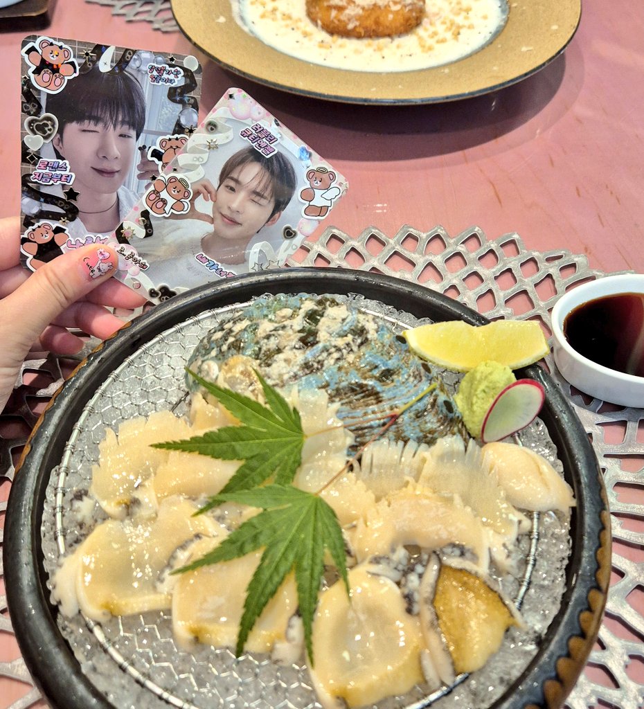 HJHJKawaii's tweet image. #김효진짜맛있다 보양식편 보고 파라다이스시티 #RAKU 런치 SUMMER CHEF&apos;S SPECIAL 장어덮밥코스 먹고 왔어요! 효진이 말대로 문어튀김 진짜 맛있었어요👍🏻 히츠마부시는 일본에서 몇번 먹었던 것 보단 덜 부드럽고 쫄깃함이 좀 살아있어서 한국인 입맛엔 오히려 더 잘 맞을 듯! 두유푸딩에서는…