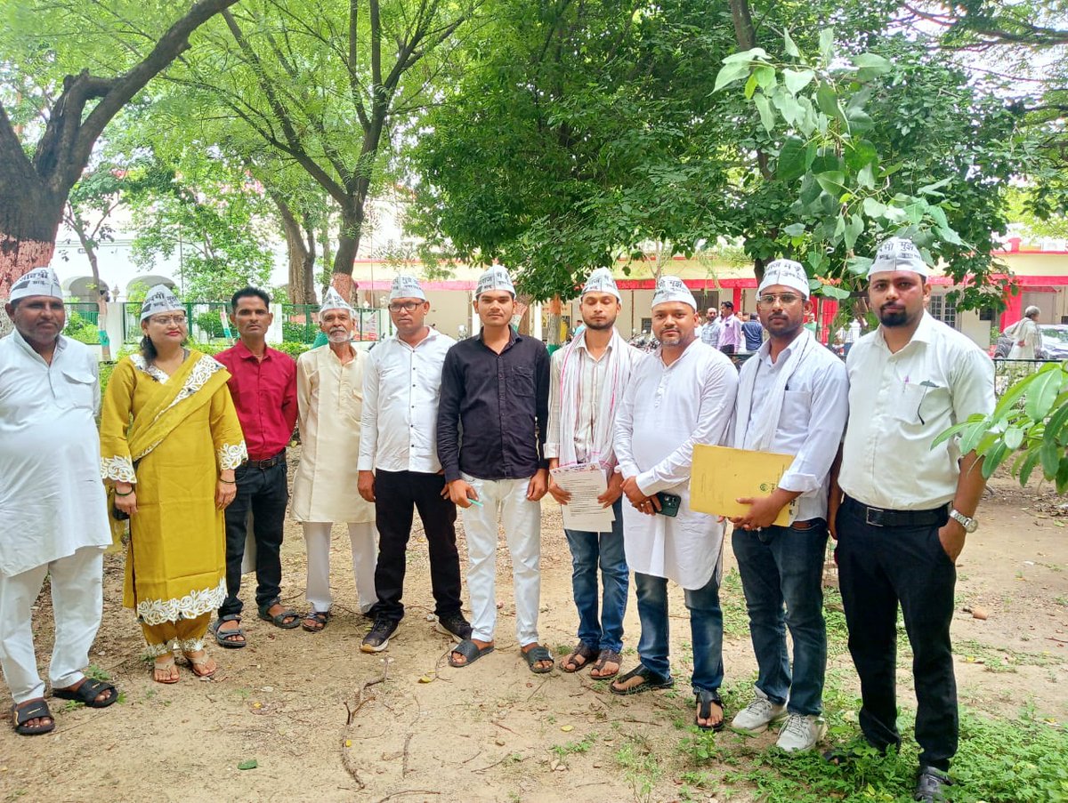 Vivek Kumar Jain (@kumarvivekjain) on Twitter photo किसान को हो रही खाद की समस्या को लेकर आम आदमी पार्टी जिला जालौन की टीम के द्वारा तहसील जाकर संबंधित अधिकारी को ज्ञापन सोपा गया l <a href="/AAPUttarPradesh/">Aam Aadmi Party- Uttar Pradesh</a> <a href="/AAP4Jalaun/">AAP Jalaun</a> किसान को हो रही खाद की समस्या को लेकर आम आदमी पार्टी जिला जालौन की टीम के द्वारा तहसील जाकर संबंधित अधिकारी को ज्ञापन सोपा गया l <a href="/AAPUttarPradesh/">Aam Aadmi Party- Uttar Pradesh</a> <a href="/AAP4Jalaun/">AAP Jalaun</a>