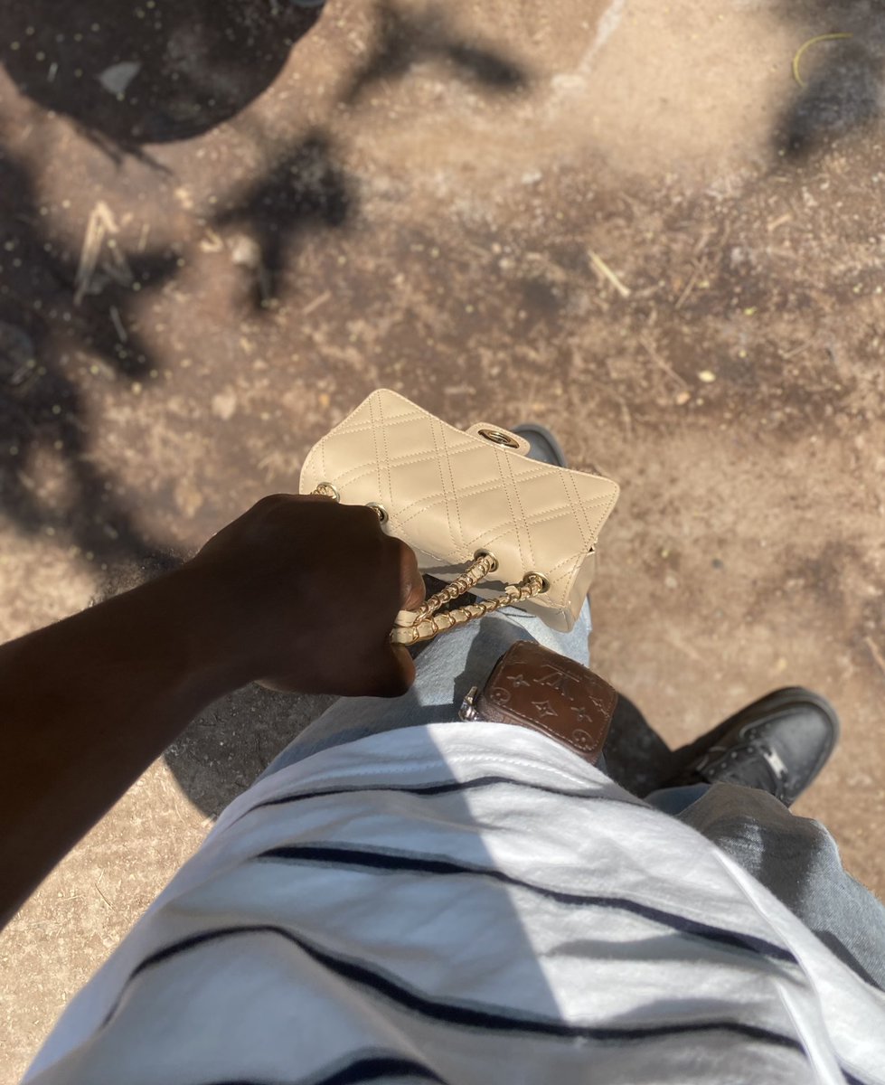 250_chacha's tweet image. She wipes dust on my AF1 ❤️