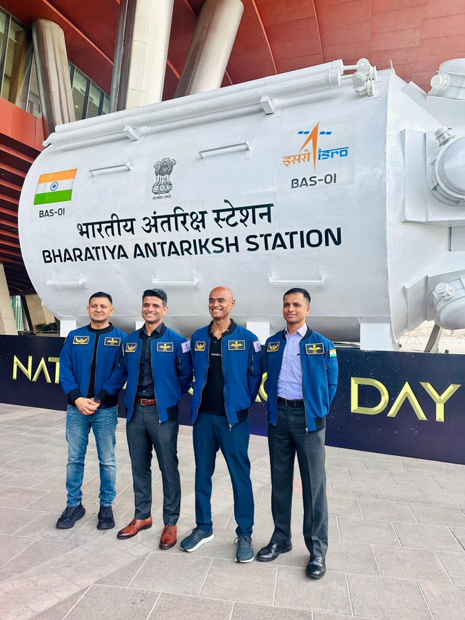 WIONews's tweet photo. "The four of us in front of our future house in SPACE" tweets Group Captain Prasanth Balakrishnan Nair, an Indian astronaut who is part of the Gaganyaan program
#Gaganyaan #ISRO #IndianAstronauts #BharatiyaAntarikshStation #BAS01 #IndiaInSpace https://t.co/aFP9lQmwXx