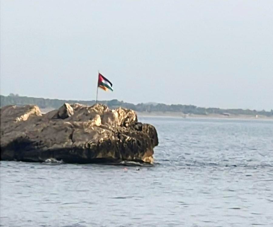 EA3J_Joan's tweet photo. A la Roca del Cargol de l’Escala algú va penjar una bandera palestina sobre l’estelada. Gràcies a persones amb Seny i Ordre, Catalunya ha tornat a defensar la seva identitat i la seva normalitat
#SalvemCatalunya https://t.co/e8ctUnSslw