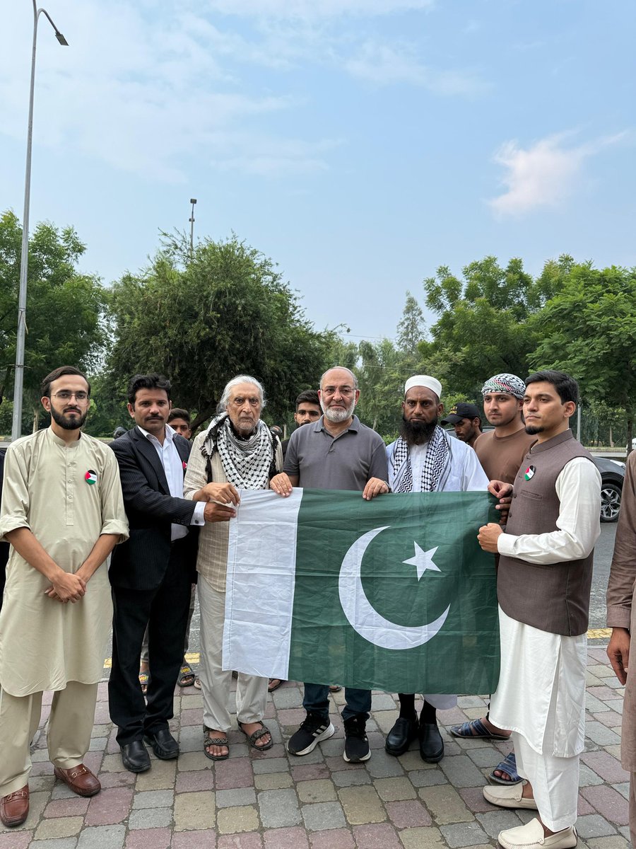 Pak_PalForum's tweet photo. 75 سالہ جوانمرد  
۔۔۔۔۔۔۔۔۔۔۔۔۔۔۔۔۔
سینیٹر مشتاق صاحب کی جوانمردی کی تو سبھی بات کرتے ہیں اور بالکل بجا کرتے ہیں، لیکن 75 سالہ جوانمرد بھی دیکھ لیجیے۔
رات سابق چیف جسٹس آف پاکستان جناب جسٹس جواد ایس خواجہ صاحب نے کہا کہ وہ غزہ کو جانے والے قفلے کا حصہ بننا چاہتے ہیں۔ میں ان کی عمر اور صحت کے مسائل کے پیشِ نظر ان سے درخواست کی کہ وہ دیگر طریقوں سے جو مدد کرنا چاہیں کرلیں، لیکن جانے کا کام جوانوں کو ہی کرنے دیں، لیکن وہ نہیں مانے اور کہنے لگے کہ اللہ تعالیٰ نے مجھے مادی اور روحانی دونوں طور پر بہت نوازا ہے اور 75 سال کی نعمتوں سے بھرپور زندگی دی، اب میں اپنے حصے کا یہ کام بھی کرنا چاہتا ہوں۔ میں نے انھیں قائل کرنے کی کوشش کی لیکن ان کا اصرار تھا کہ میں غزہ جانے والوں کے ساتھ ان کا رابطہ کرواؤں۔ 
ملا کی دوڑ مسجد تک کے مصداق میں نے سینیٹر مشتاق صاحب سے ہی رابطہ کرنا تھا۔ 
پھر دونوں میں یہ طے پایا کہ چونکہ سینیٹر صاحب لاہور سے ہی ملائشیا کےلیے روانہ ہورہے ہیں، تو لاہور میں ان کی ملاقات ہوجائے گی۔ سینیٹر صاحب نے بھی انھیں قائل کرنے کی کوشش کی کہ وہ سفر نہ کریں، لیکن اب بھی ان کا اصرار یہی ہے کہ وہ جائیں گے۔ ملائشیا تو آج وہ نہیں جاسکیں گے، لیکن کوشش ان کی ہے کہ کسی طرح انھیں اس قافلے میں جگہ مل سکے جو غزہ جارہا ہے۔
اس قافلے والوں کےلیے کیا کہوں؟ انجیل میں مسیح علیہ السلام سے روایت شدہ الفاظ مستعار لوں تو یہ پہاڑی کے چراغ ہیں، یہی زمین کا نمک ہیں!

تحریر ڈاکٹر محمد مشتاق
@MMushtaqIIUI