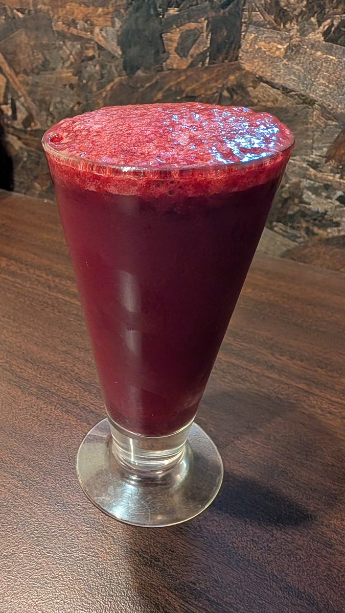 サンクトガーレン
ホエイサワー ブルーベリー

ホエイ由来の乳酸菌とブルーベリーから作られた爽やかフルーツサワー。
開栓したてだからか、スムージーっぽさもあるラッキーショット。
酸っぱすぎず、ベリー感もかなり贅沢にあり、4%ということもあってかなり飲みやすい。
オススメの一杯かも！