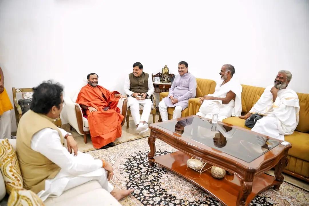 कैबिनेट मंत्री राकेश सिंह जी के निज निवास पर प्रदेश के मुखिया माननीय मोहन यादव जी व केंद्रीय  मंत्री नितिन गडकरी जी