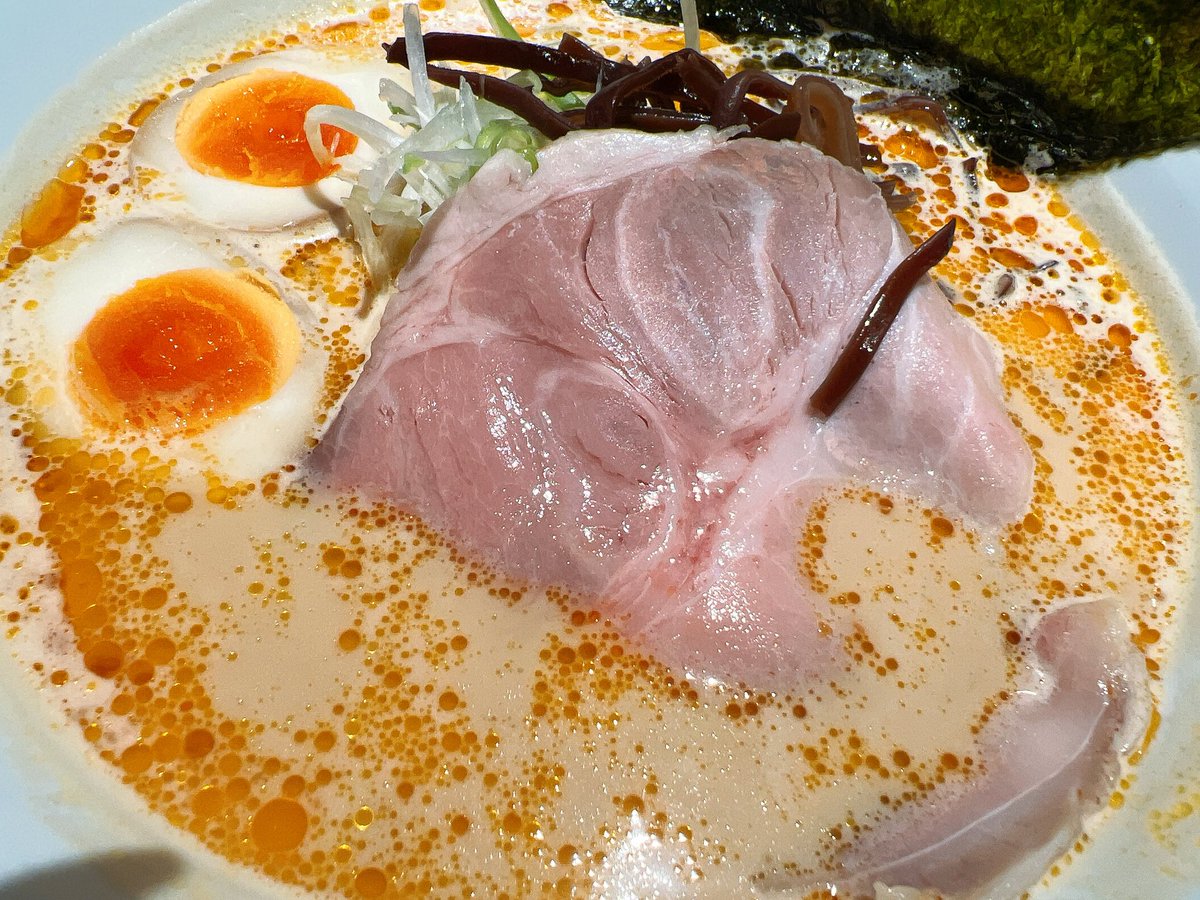 ニューネイル！！！
イメージはネロミェール！！嘘！！
ギラギラになって可愛い💅
晩ごはんのラーメンで人生で初の替え玉を味わえた🤩ｳﾚﾋﾟｰ