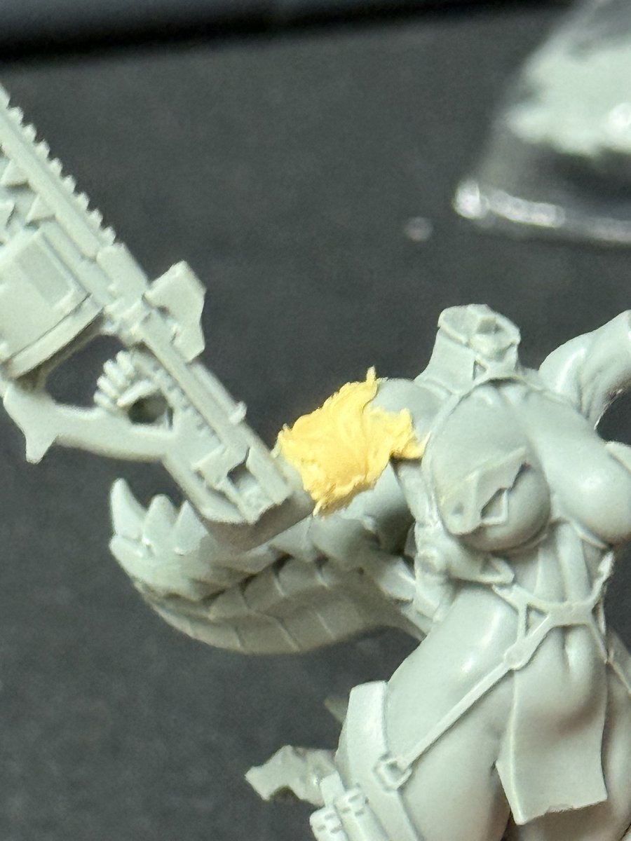 pramo_for_u's tweet image. いつのまにか家から無くなってたエポパテを買ってきたからとりあえずくっつけてみた…
こ、これで合ってるんだろうか…！？
頑張って造形します…