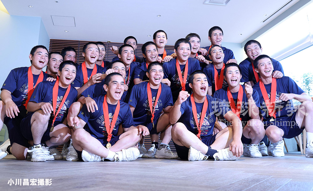 沖縄尚学が初優勝、夏の甲子園　日大三に3―1
ryukyushimpo.jp/news/entry-455…

第107回全国 #高校野球 選手権（夏の #甲子園）は23日、決勝戦を行い、沖縄県代表の #沖縄尚学 は日大三（西東京）に3―1で勝ち、夏の甲子園で初優勝です！
県勢の夏優勝は2010年の興南以来15年ぶり2度目です。
#沖尚 #沖尚優勝