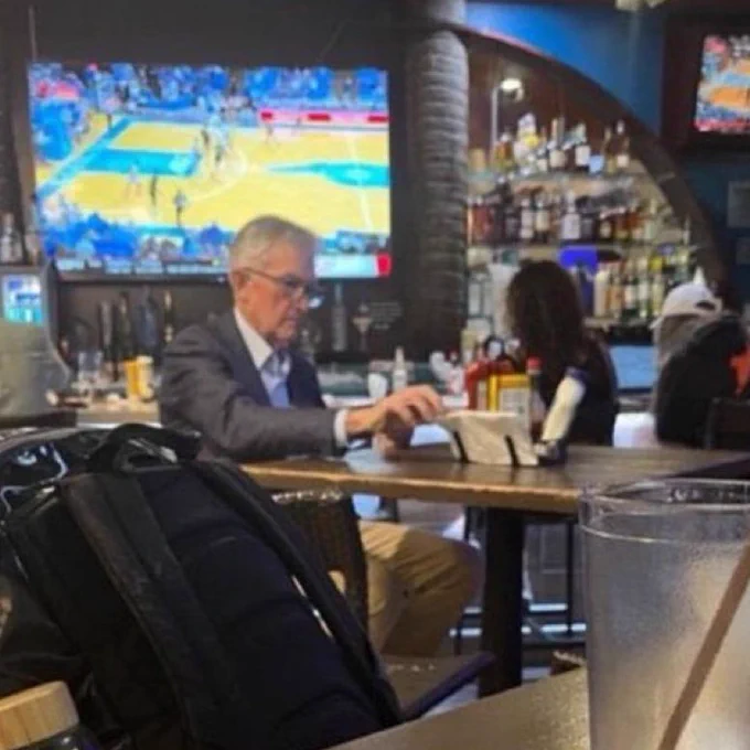 🚨 INVESTING : "Il Presidente della Fed Jerome Powell avvistato da solo in un bar dopo il discorso di Jackson Hole"