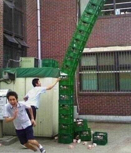 우유 상자탑이 무너지는 짤 찍은 학교가 본인 모교인데 학생수 감소로 올해 폐교했음...