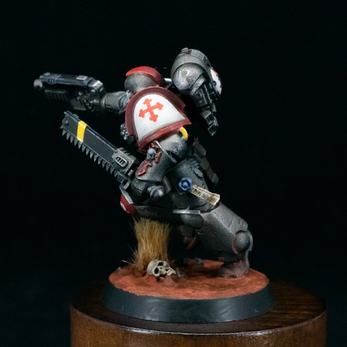 Lenny_Craft_it's tweet photo. Iron Templars Assault Intercessor ⚔️
Silver armor with red and white details — one of the core warriors of my army.

Happy Crafting

#Warhammer40k #IronTemplars #WarhammerCommunity https://t.co/vh5ozZgisp