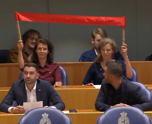 Zijn ze ook de kamer uitgezet of geldt dat alleen voor Forum voor Democratie kamerleden wanneer ze een 'verkeerd' shirtje hebben aangetrokken.