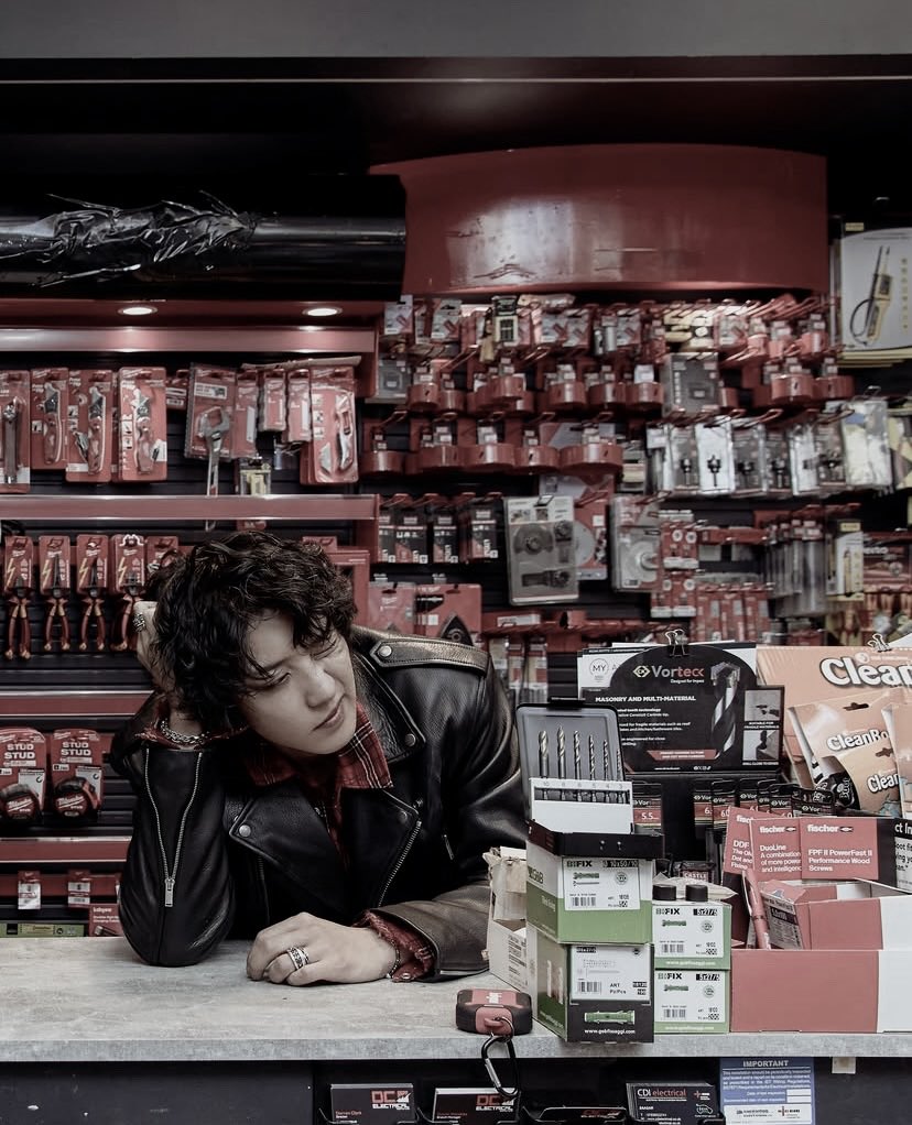DIPAL SIPETENTENG. (@chasyeol) on Twitter photo Do I look like a rockstar guarding a building shop? Do I look like a rockstar guarding a building shop?