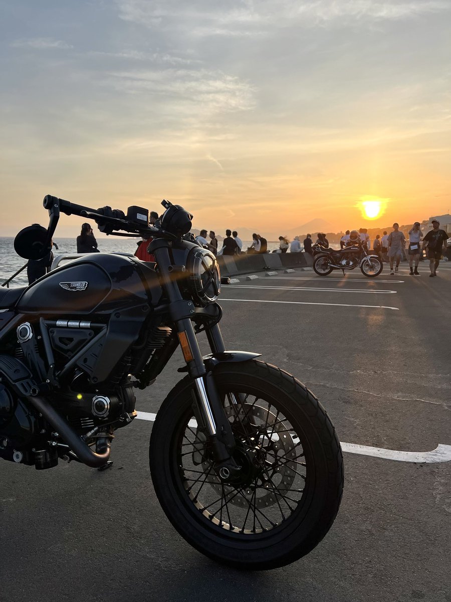 今日も江ノ島の方までツーリングしてきた！
やっぱりめっちゃ混んでたー！
まあ、夕焼けの景色が綺麗だしOKです👌