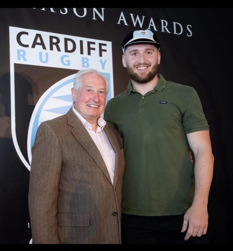 Our current Captain, <a href="/CraigHudd1/">Craig Hudd</a> with a Cardiff rugby legend, Sir Gareth Edwards. 

This season should be a good one. 

#BlueAndBlacks