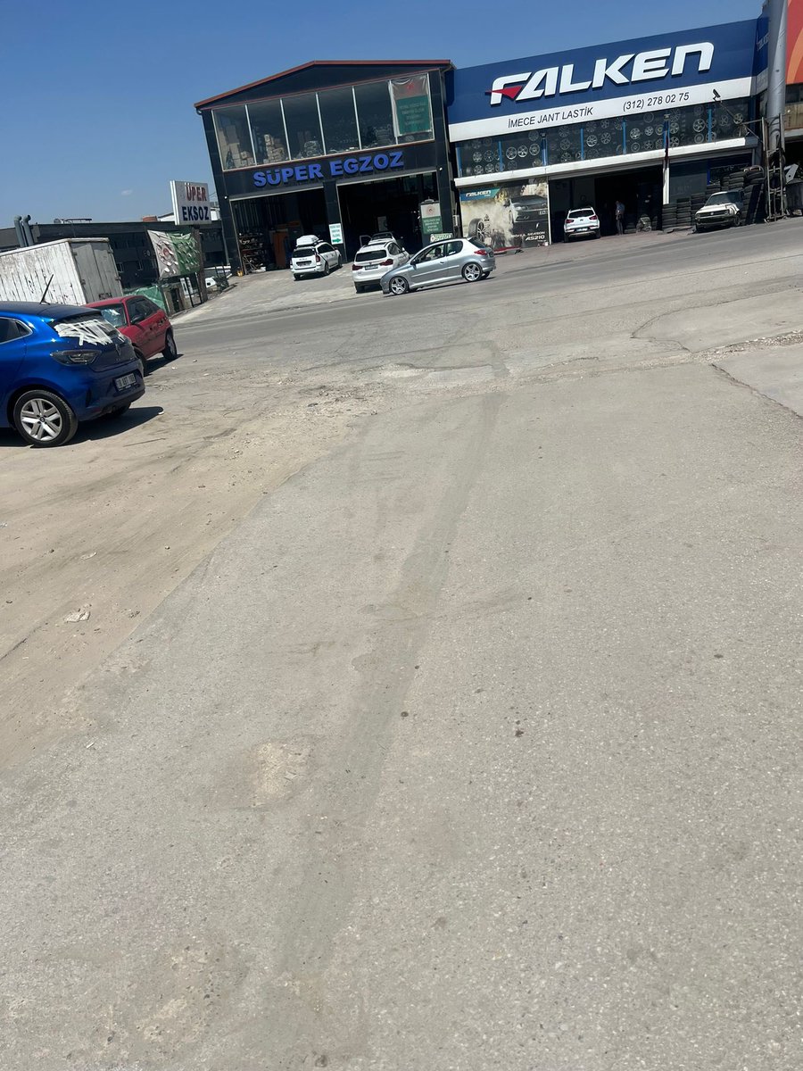 Sayın yetkiler Bahçekapı Mahallesi oto sanayi sitesi 2554 sokak Ankara’ya ait değimidir burdaki esnafı neden mağdur ediyorsunuz burası devamlı toz ve pislik içinde yağmur yağdığında çamur oluyor araçlar dükkanlara girmekte zorlanıp altını vuruyor 
<a href="/ankarabbld/">Ankara Büyükşehir</a> 
<a href="/etimesgutbld/">Etimesgut Belediyesi</a>