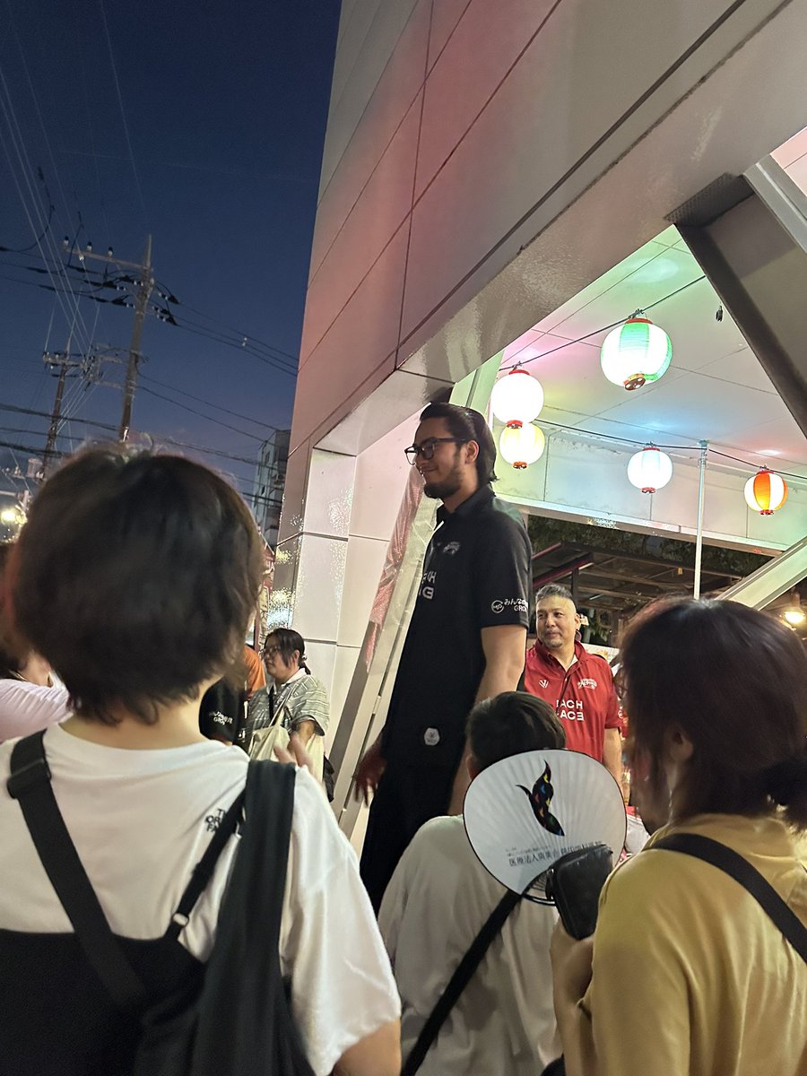 ayishah0526's tweet photo. アルファマンのシールを貰いに行ったらカイがいた😆
『シール中で配布してます』(カイの隣)
って言われたけどドキドキして近づけず…
カイが帰った後に無事もらえました
びっくりしたーーー
#南越谷阿波踊り
#アルファーズ
#フィリピンの至宝
#カイソット
#220cm https://t.co/0W61aKogBW