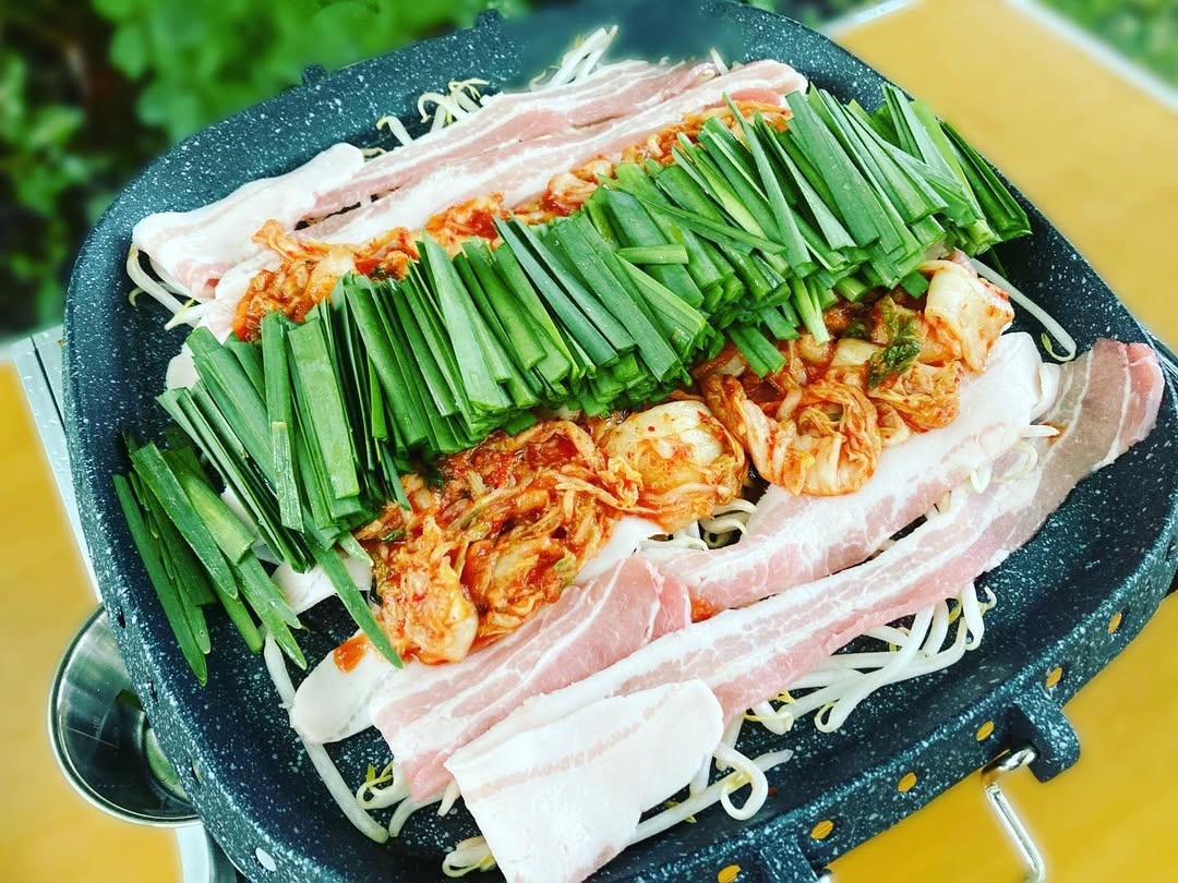 Yvreji8045's tweet image. これは私がキャンプで作った豚肉キムチです。🥓

味は悪くない😋

今日も充実した一日ですね😊