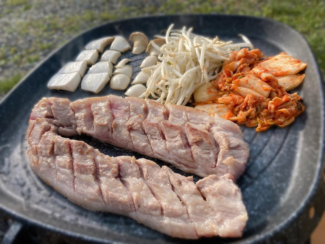 Yvreji8045's tweet image. これは私がキャンプで作った豚肉キムチです。🥓

味は悪くない😋

今日も充実した一日ですね😊