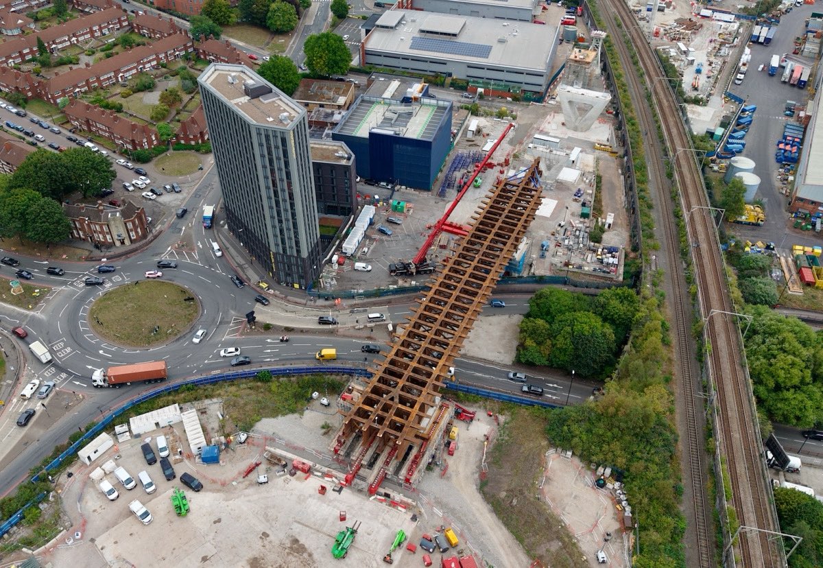 ProjectCTRLs's tweet image. 💪 @HS2ltd contractor @balfourbeatty  @VINCI (BBV) and their bridge specialist @mammoetglobal have moved a 112m long, 1,631 tonne steel structure over a section of Lawley Middleway – part of Birmingham’s ring road, four days ahead of schedule.