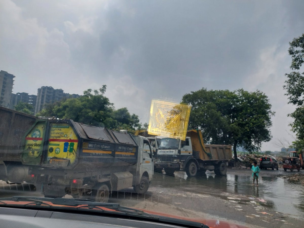 ginnyrani's tweet photo. Smell,dumps &amp; water logging, all benefits of foul smell ,muddy road, mosquitos breeding at same time. Had been posting form several days with no action taken.  @myogiadityanath Indirapuram will surely be the dirtiest cities in world if action not taken
@dm_ghaziabad 
@gdagzb https://t.co/84lWE3WZm1