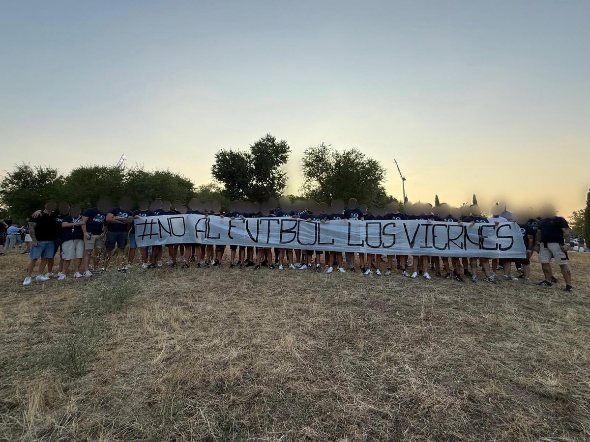 Ghetto28Ultras's tweet image. C.D Leganés - Cádiz 

“En cada gol, en cada cántico, siempre con nosotros”

Primer partido de la temporada en casa, no sin antes acordarnos de todos aquellos pepineros que ya no están con nosotros.

Butarque volvió a rugir. 

Seguiremos reivindicándolo, ¡No al fútbol los viernes!