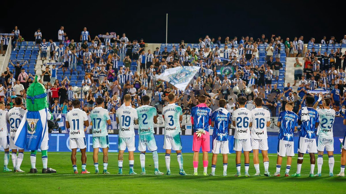 Ghetto28Ultras's tweet image. C.D Leganés - Cádiz 

“En cada gol, en cada cántico, siempre con nosotros”

Primer partido de la temporada en casa, no sin antes acordarnos de todos aquellos pepineros que ya no están con nosotros.

Butarque volvió a rugir. 

Seguiremos reivindicándolo, ¡No al fútbol los viernes!