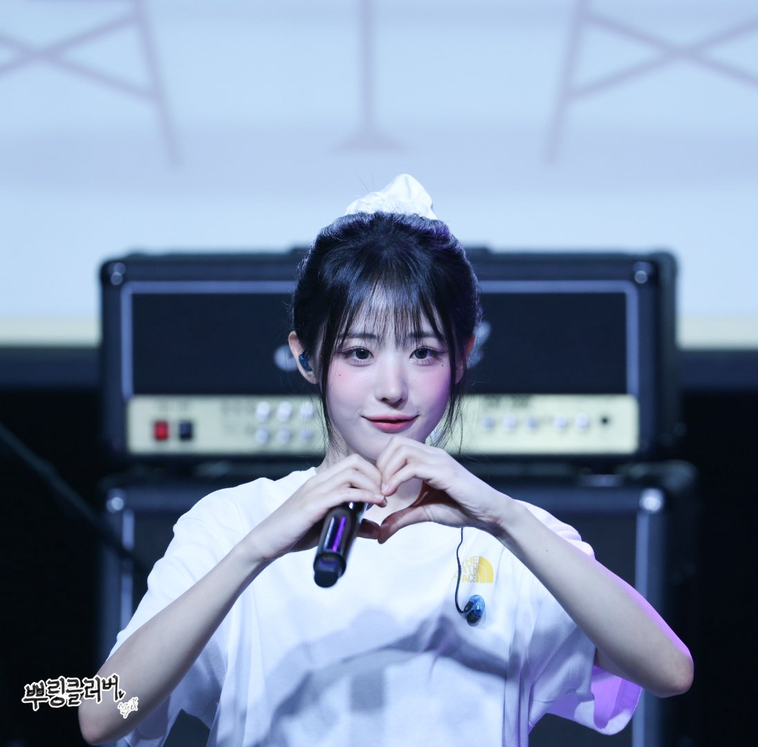 chikineunyeogs1's tweet photo. 20250823 디어마이뮤즈 막팬싸
히나 프리뷰📷
#히나 #hapycb #QWER https://t.co/dGdV1m9Qgc