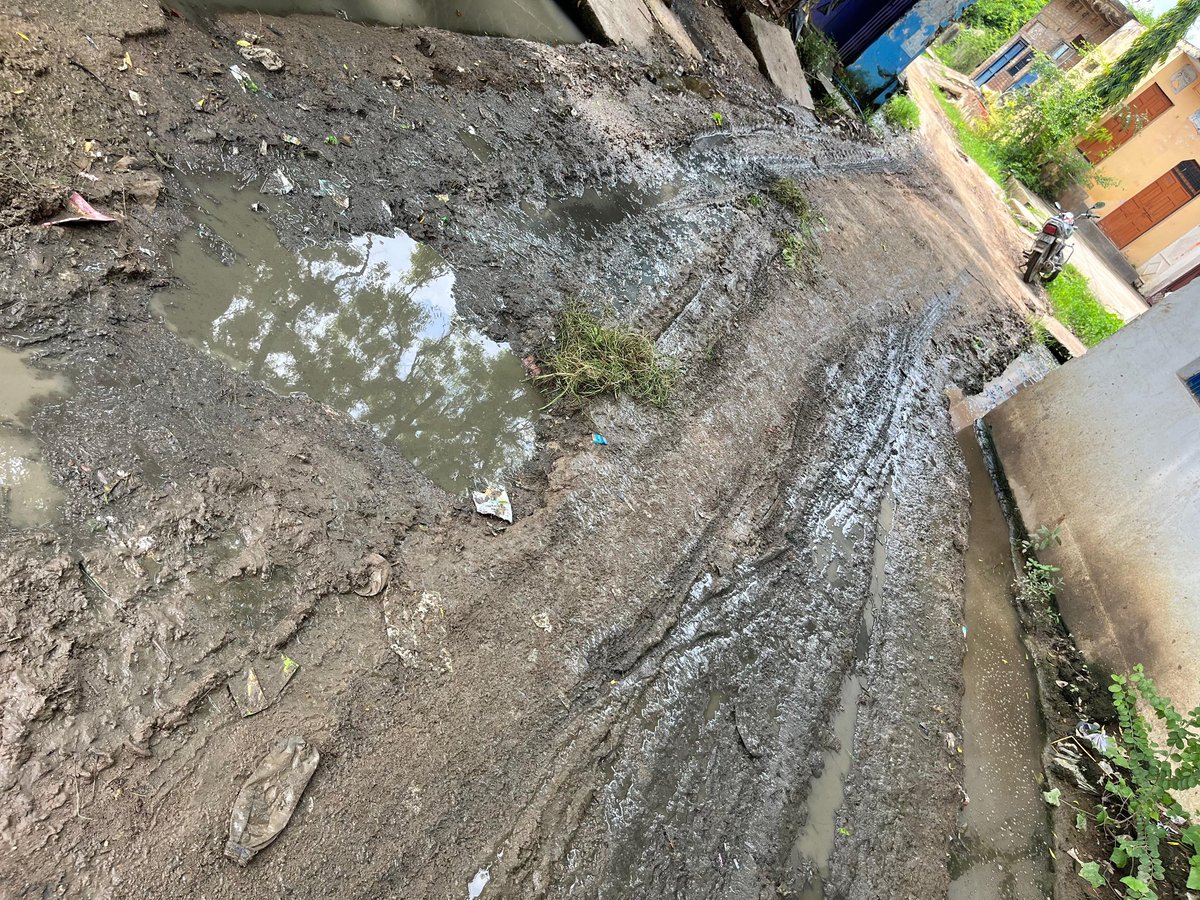 जिलाधिकारी महोदय यह निवादा ग्राम मुख्य सड़क है जहां से छोटे छोटे बच्चे यहां स्कूल में पढ़ने आते है परंतु क्यों कि यहां एक प्राइमरी विद्यालय है उसके बावजूद भी वर्षों से नलियों की सफाई नहीं हुई है और रोड की जर्जर व्यवस्था है बड़े बड़े गढ्ढे है जहां से लोगों का निकालना मुश्किल है ।