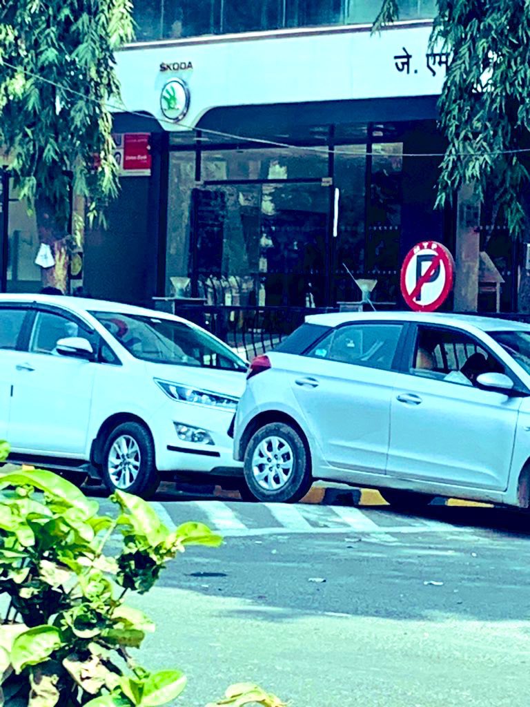SV रोड, कांदिवली (पूर्व) वर पूर्ण रस्त्यावर १५-२० शोरूम गाड्या डबल पार्क करून व ‘नो पार्किंग’ बोर्डखालीच पार्क केलेल्या आहेत. पण MTP कधीच कारवाई करत नाही. का?? <a href="/MTPHereToHelp/">Mumbai Traffic Police</a> <a href="/CPMumbaiPolice/">Commissioner of Police, Greater Mumbai</a> <a href="/KiaInd/">Kia India</a> <a href="/SkodaIndia/">Škoda India</a> <a href="/Maruti_Corp/">Maruti Suzuki</a> <a href="/RoadsOfMumbai/">Roads of Mumbai</a> <a href="/mid_waytimes/">midwaytimes</a>