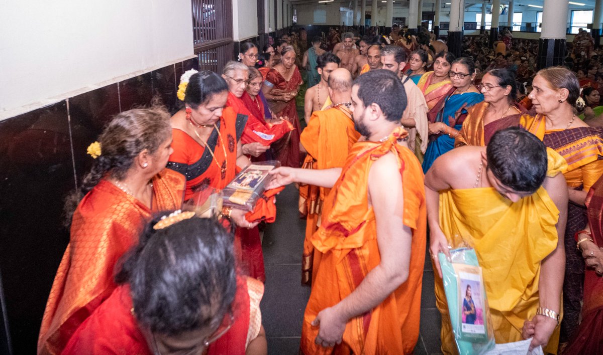 Sri Puthige #Vishwa_Gita_Paryaya,Aug 22nd'25

ಉಡುಪಿ ಶ್ರೀ ಕೃಷ್ಣಮಠದ ಭೋಜನಶಾಲೆಯಲ್ಲಿ ಶ್ರಾವಣ ಶುಕ್ರವಾರ ನಿಮಿತ್ತ ವಿಪ್ರ ಮಹಿಳೆಯರಿಂದ ಲಕ್ಷ್ಮೀಶೋಬಾನೇ ಪಠಣ ಹಾಗೂ ಶ್ರೀ ಪುತ್ತಿಗೆ ಪರ್ಯಾಯ ಉಭಯ ಶ್ರೀಪಾದರಿಂದ ಅನುಗ್ರಹ ಸಂದೇಶ &amp; ಪ್ರಸಾದ ವಿತರಣೆ