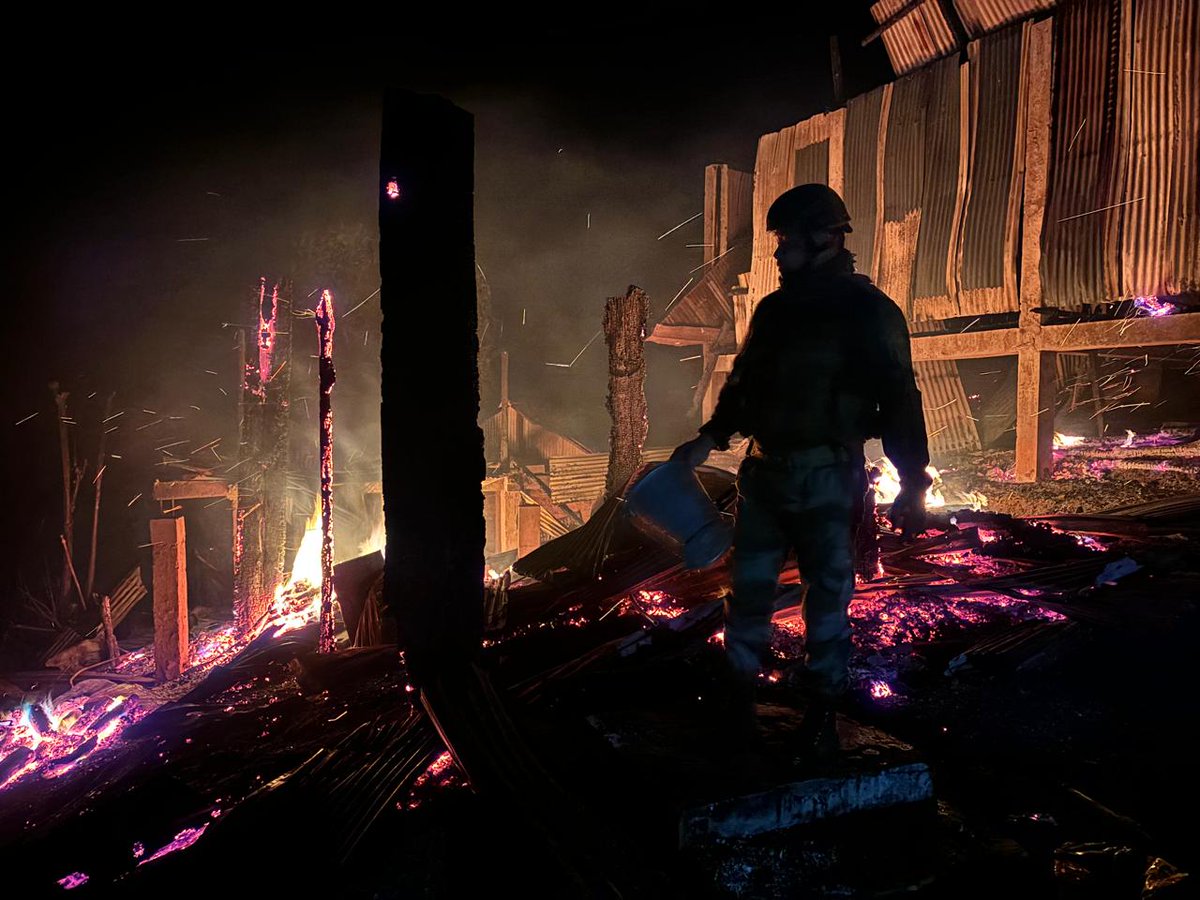 SWIFT ACTION BY ASSAM RIFLES PREVENTS MAJOR TRAGEDY IN ARUNACHAL PRADESH
#AssamRifles troops acted as first responders when a massive fire broke out in Laju village, Arunachal Pradesh, caused by an electrical short circuit that gutted six houses. The troops swiftly evacuated