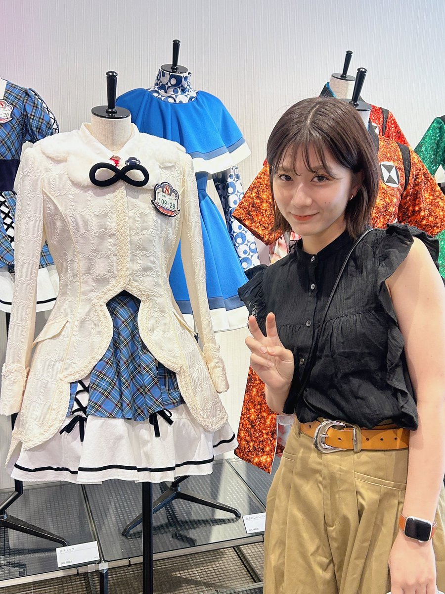 gn___maria's tweet photo. チーム8衣装展行ってきました🐝
歴代の懐かしい衣装がずら〜っと並んでいて感動！！
来てくれているファンの皆様の温かさと変わらない愛にとにかくほっこり。
改めて愛でいっぱいのチームなんだなと嬉しくなりました🧡

私の衣装もあったよー！上着付き！なつかしすぎ！！！ https://t.co/MnAhpRBepm