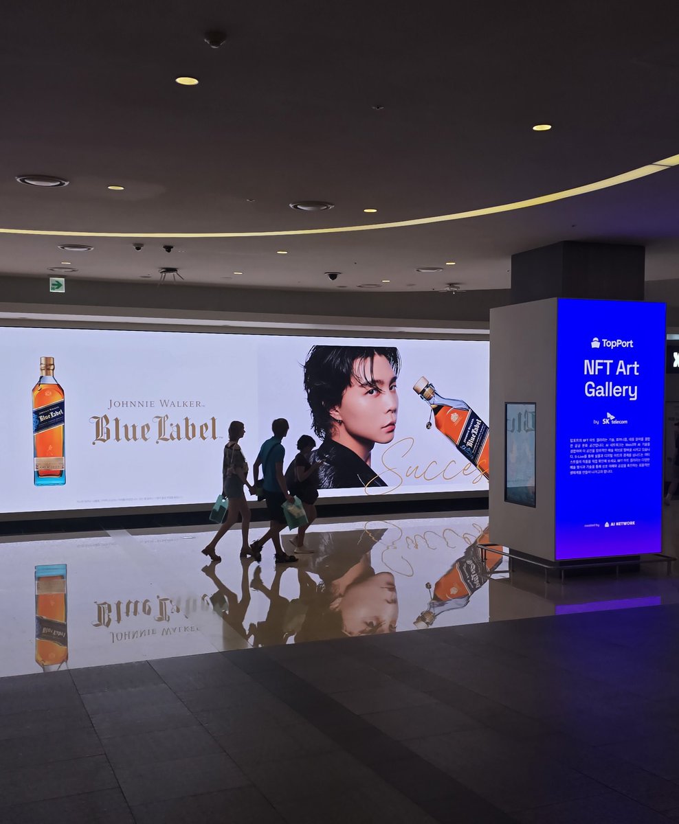 우와 코엑스 안에도 진짜 짱짱 크게 걸려있음 조니워커와 쟈니 계속 되길 🥹🥃 

#JohnnieWalkerXJohnnySuh 
#조니워커 
#JohnnieWalker