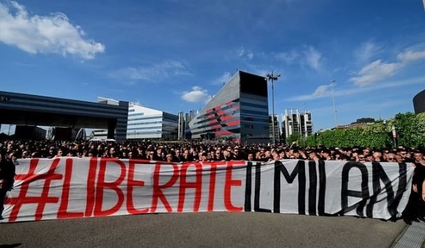 Nicol35807036's tweet photo. L anno scorso è finito così...
Oggi si ricomincia e il concetto resta sempre quello: 🔴⚫#LIBERATEILMILAN🔴⚫
Avete ucciso il milanismo
Avete distrutto una curva 
Avete silenziato uno stadio 
Il vostro teatro ci fa cagare
#MilanCremonese https://t.co/R9NG3NmXnb
