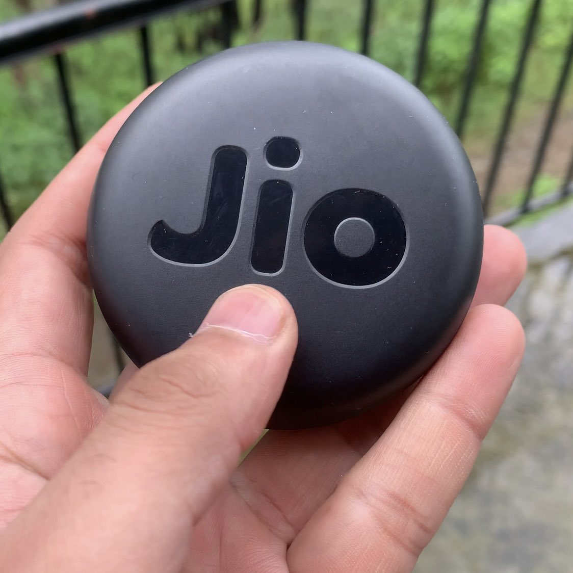 _techfriction's tweet image. Ye Jio ka biscuit kis kis ko yaad hai

Ye Jio 4G Hotspot device hai, jab 4G nya nya launch hua tha to purane 3G phones mei 4G Volte chlane k liye is biscuit ka use krte the 😅

Or ab dekho…..
#jio #TikTok #techfriction #news