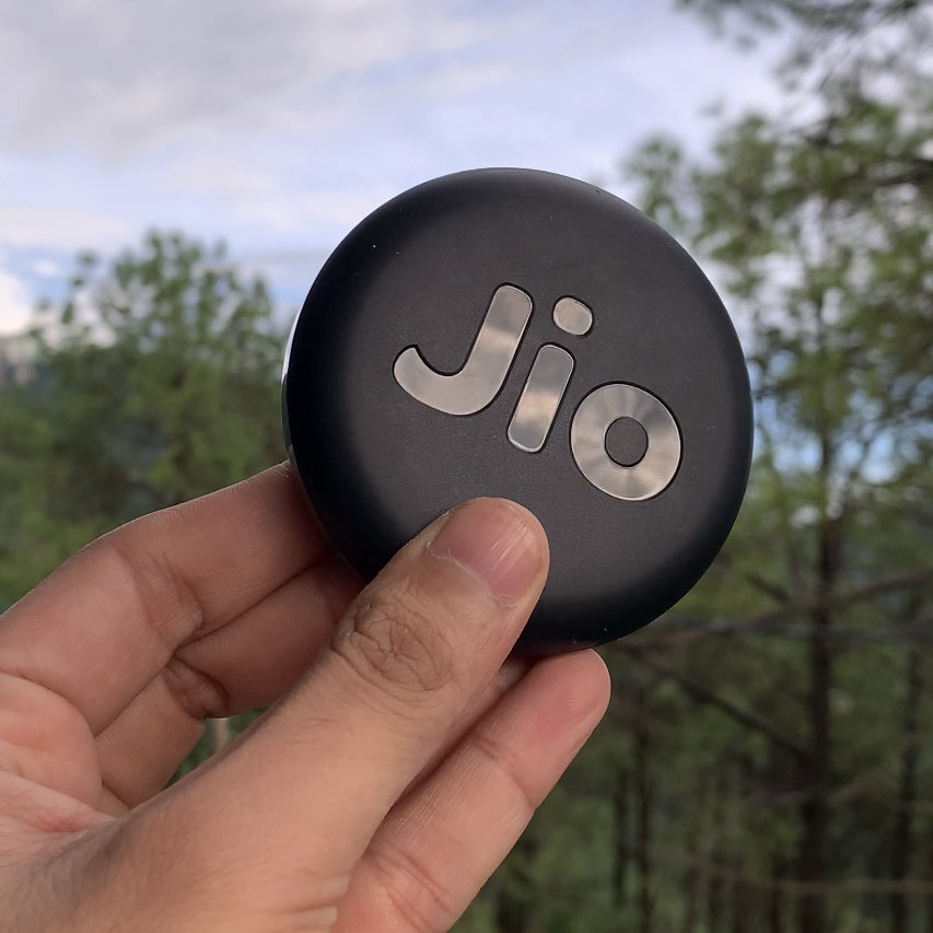 _techfriction's tweet image. Ye Jio ka biscuit kis kis ko yaad hai

Ye Jio 4G Hotspot device hai, jab 4G nya nya launch hua tha to purane 3G phones mei 4G Volte chlane k liye is biscuit ka use krte the 😅

Or ab dekho…..
#jio #TikTok #techfriction #news