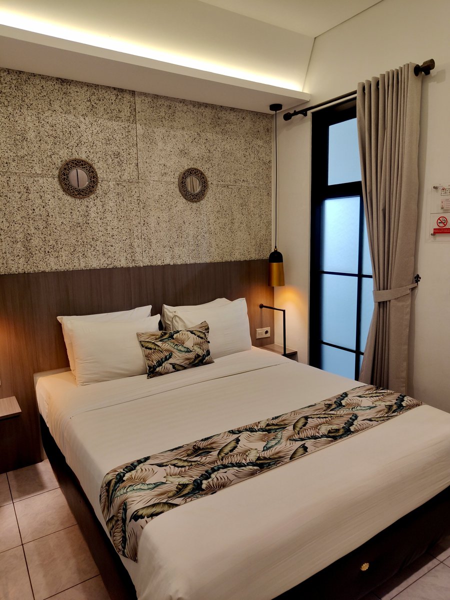 Widino's tweet photo. Kalo ke Bandung bisa cobain nginep di sini deh. Kamar hotelnya ga terlalu luas tp estetik n comfy bgt.

Service ke tiap tamunya jempol bgt. Dari dibawain welcome drink pas check in, welcome snack, no breakfast tp disediain roti, teh, kopi, dan pas check out dikasih vitamin C 😀 https://t.co/lumhSueSmt