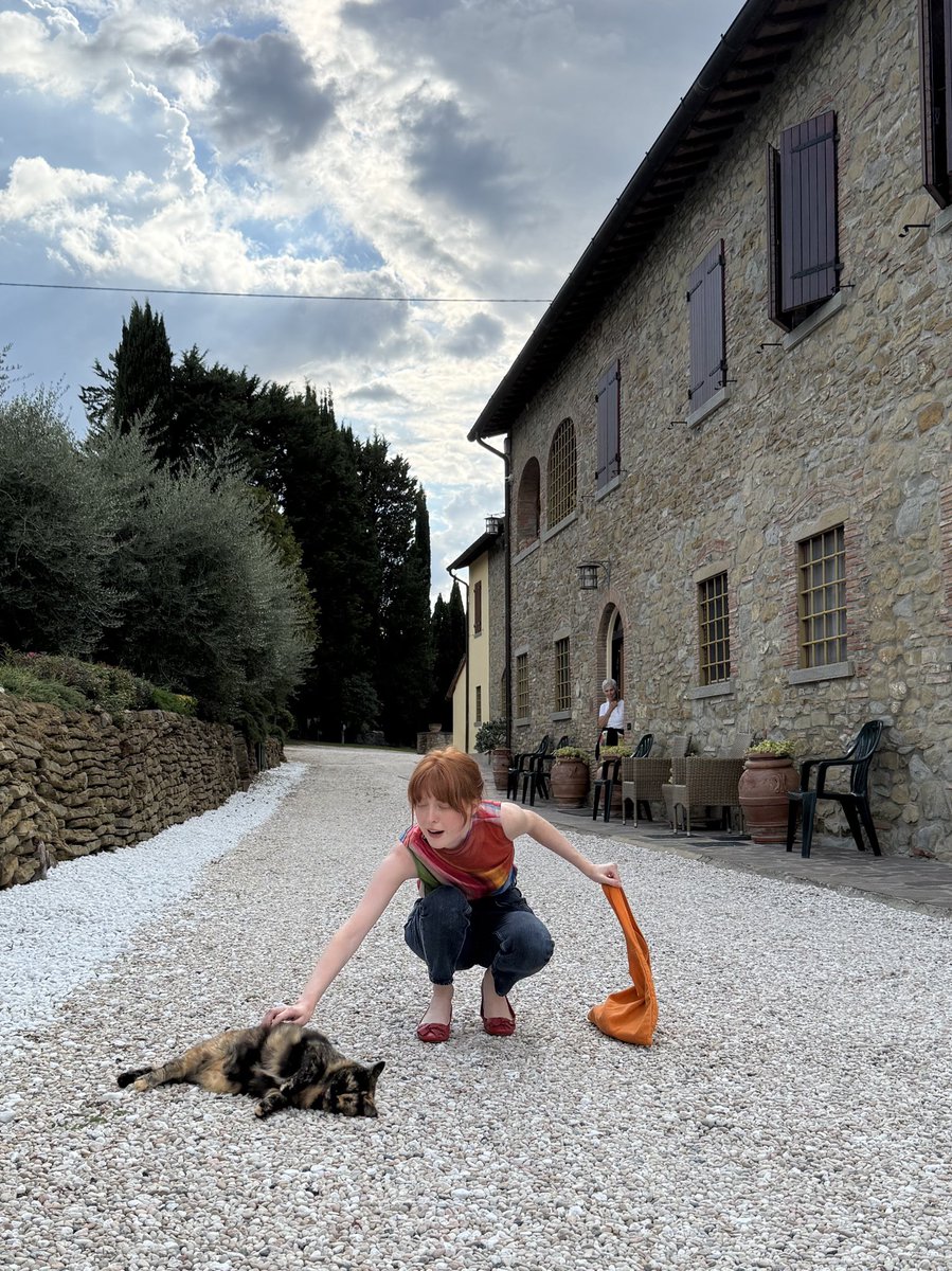 Giorgia che non capisce più niente quando vede un gatto