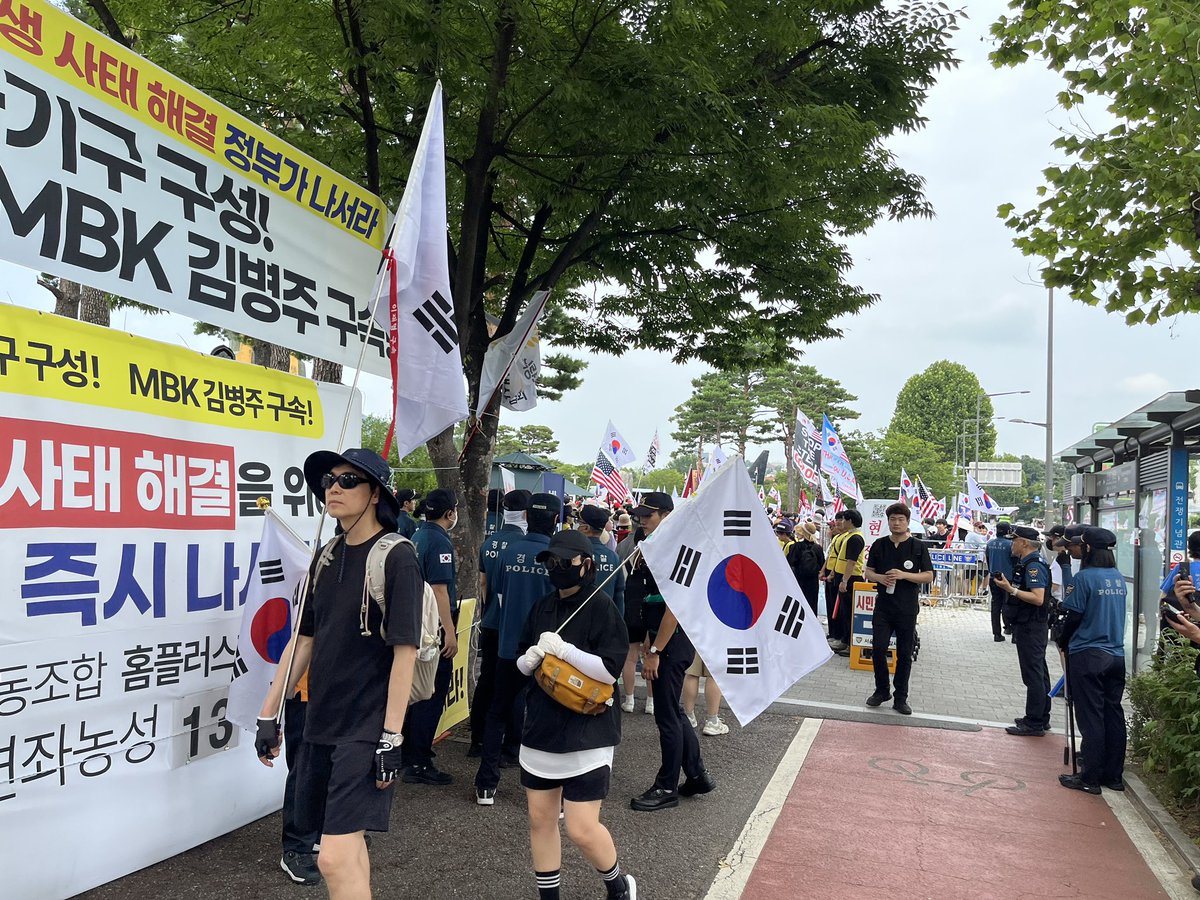 1995년 12월 3일, 전두환이 내란죄로 구속되고
동대구역에서는 짧은머리 떡대들이 전두환석방 서명운동을 했다
2년뒤 전두환은 끝내 사면되었고…

30년 세월이 흐른 지금
내란범 윤석열 석방집회가
대통령실 앞에서 열리고 있다

심판하지 못한 역사는 되풀이 된다는 교훈을 절대 잊어선 안된다