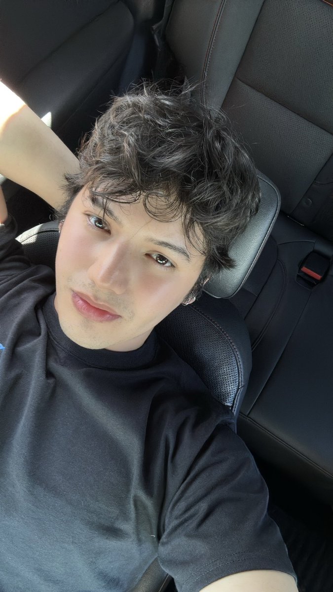 RensUnderworld's tweet photo. Here’s a photo of today. Hat hair, flushed cheeks because of bs weather. 🫥 https://t.co/Y0WQOk3bYD